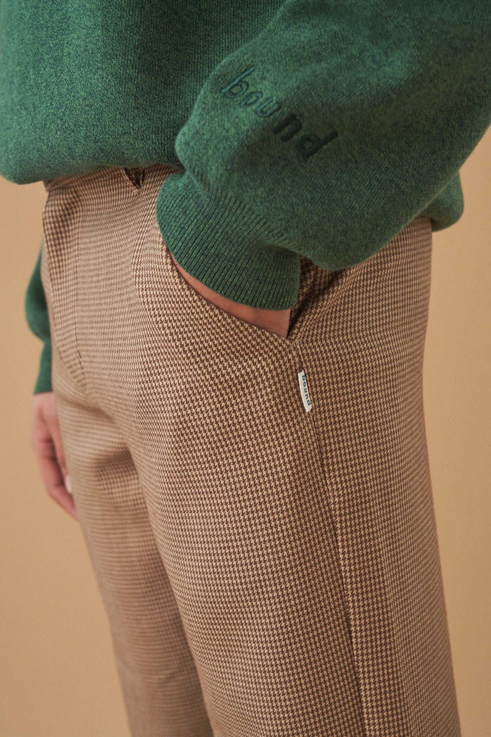 Dogtooth Woven Cropped Trousers in Mocha – Stylish Heavyweight Fabric for Autumn Fashion 1