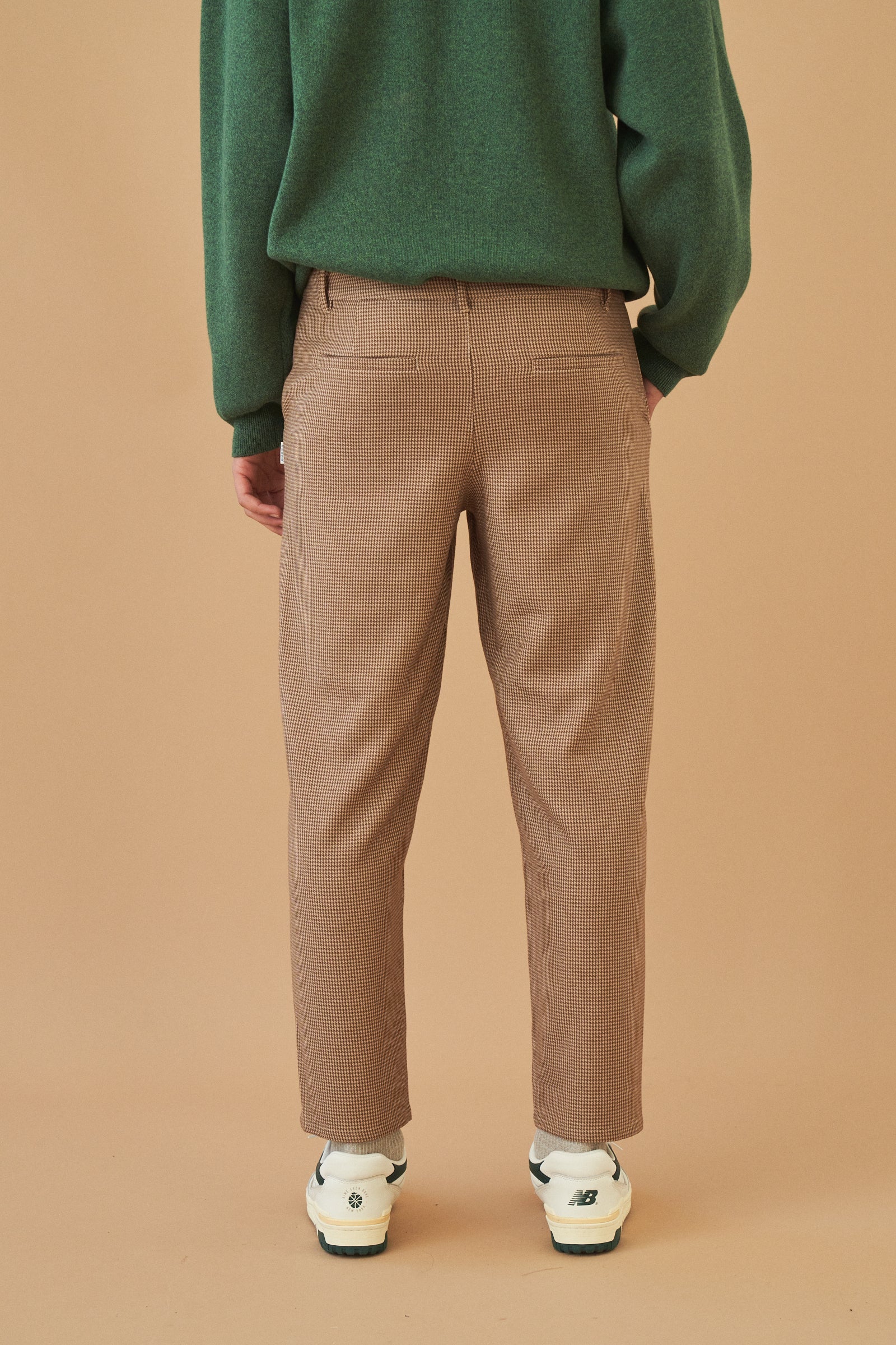 Dogtooth Woven Cropped Trousers in Mocha – Stylish Heavyweight Fabric for Autumn Fashion 4